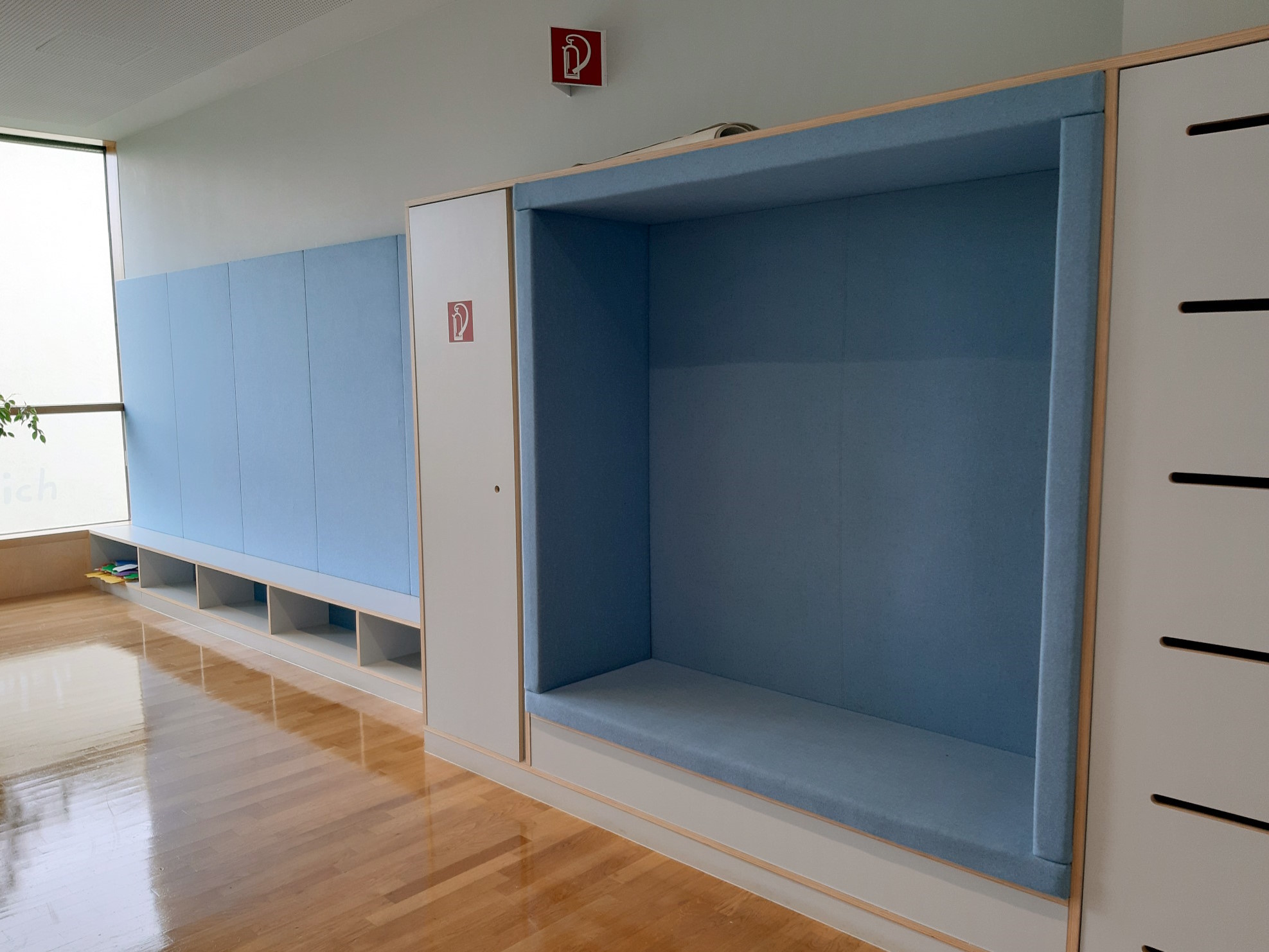 Mit Filz ausgekleidete Sitznische außerhalb einer Schulklasse