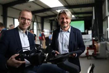 Leonhard Zauner (Vorsitzender des Landesstellenausschusses, AUVA-Linz) und Klaus Stöttner (Geschäftsführer sevensim) am Stapler-Simulator.