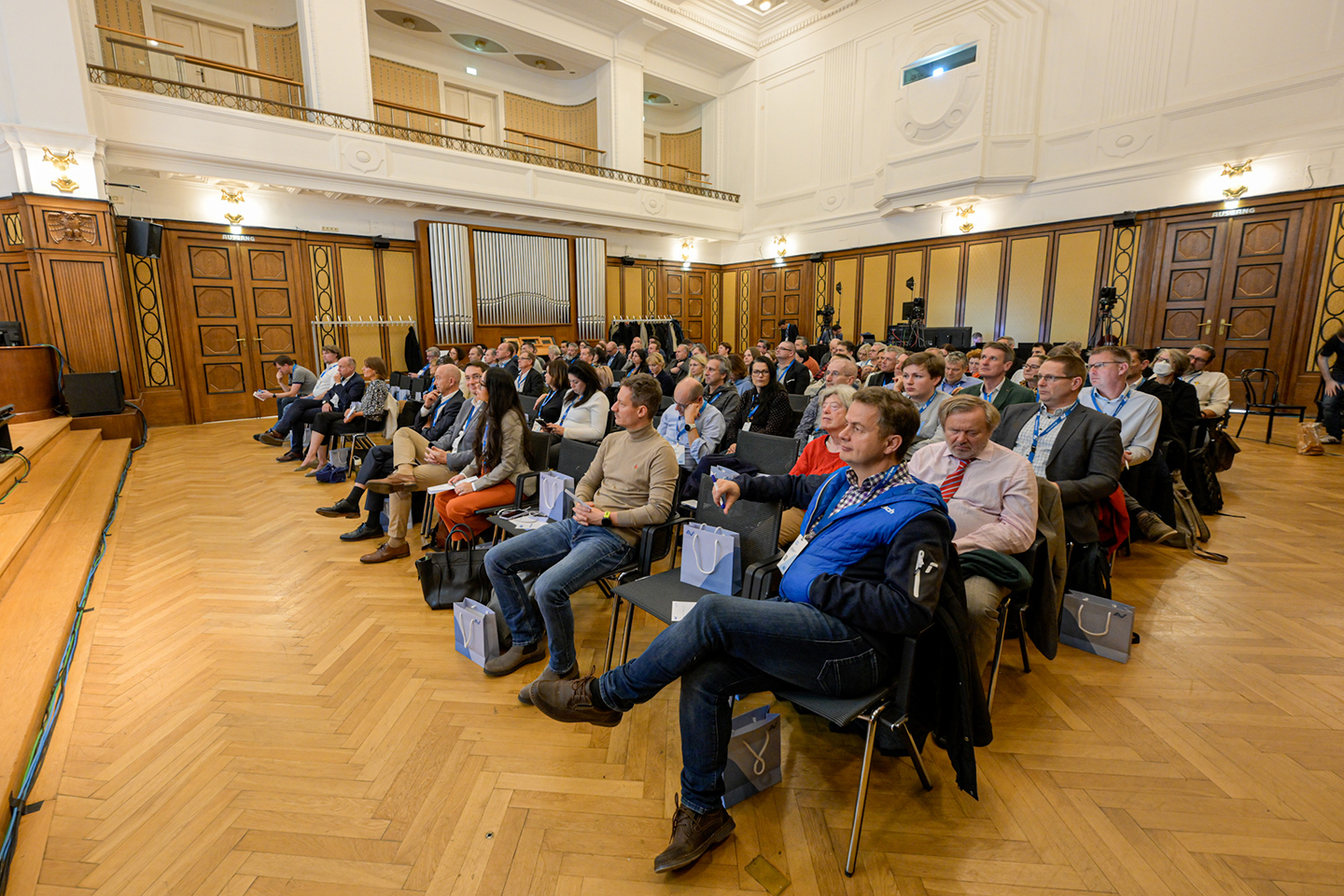 Ein Blick auf sitzende Menschen in einem Vortragssaal