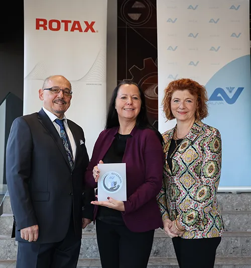 PA 2024 10 17 Strikte Sicherheitskonzepte (1) - AUVA-Gütesiegel Ölsinger Beidinger Lesterl (c) AUVA 500 Peter Ölsinger (General Manager BRP-Rotax), Maria Lesterl (Direktorin AUVA-Landesstelle Linz), Doris Beidinger (Sicherheitsfachkraft BRP-Rotax) und Hubert Müller (AUVA-Landesstelle Linz) mit Auszeichnung