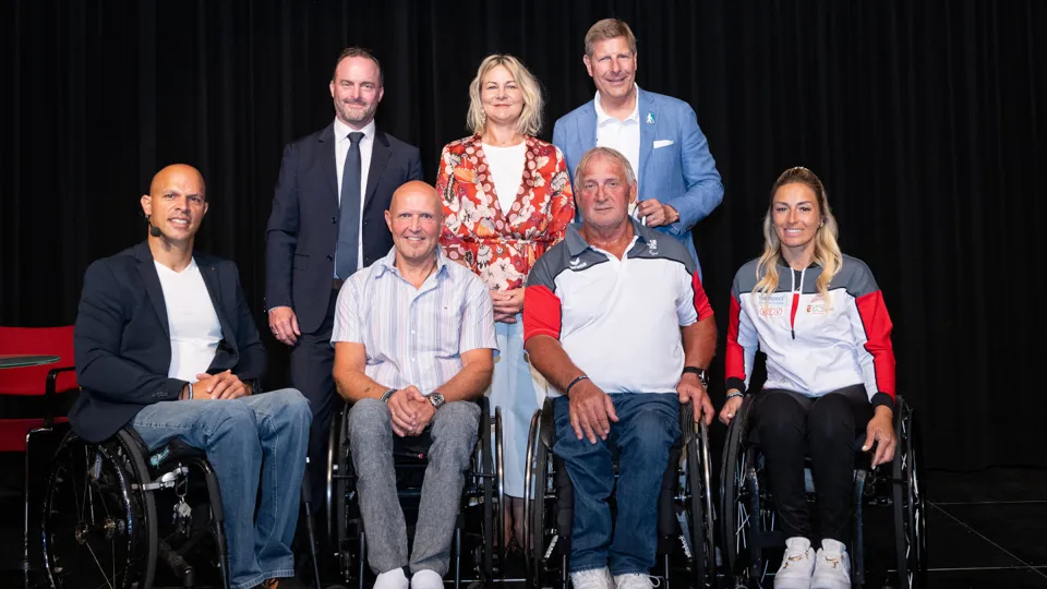 Im Hintergrund AUVA-Generaldirektor Mag. Alexander Bernart, ÖPC-Generalsekretärin Mag.a Petra Huber und der Präsident des ÖBSV Julian Hadschieff, im Vordergrund Parasportler