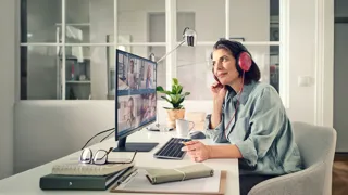 Digitalisierungskampagne – New Work Foto  Frau im Mobile Office, nimmt an einer Videokonferenz teil und hört aktiv zu.