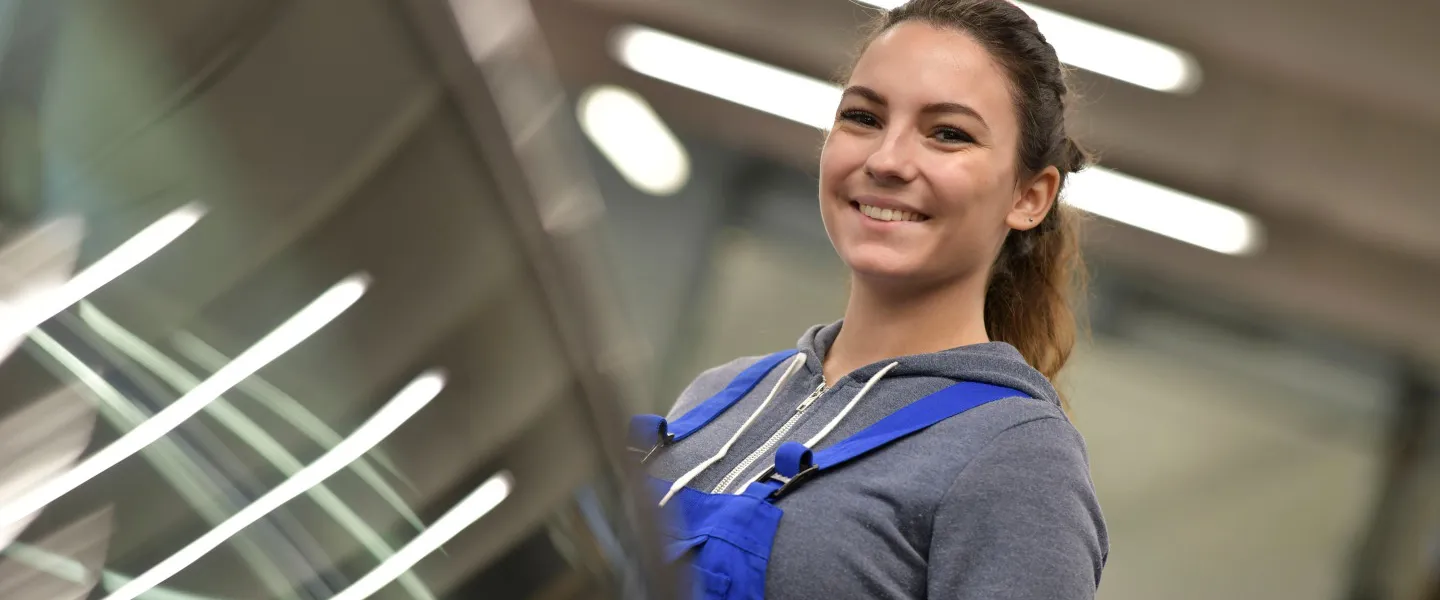 Adobestock 313819147 1440 (C)Goodluz Ein junges Mädchen lächelt in die Kamera. Sie trägt