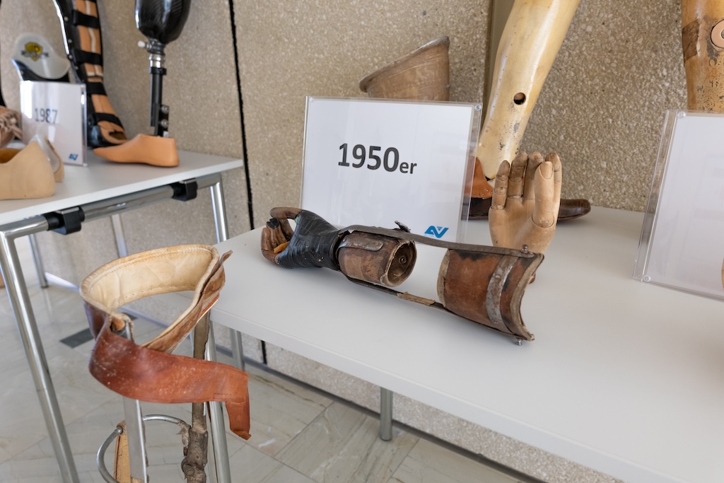 Prothesen aus den 1950er Jahren