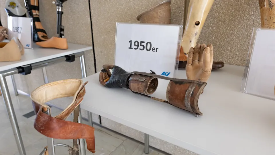 Prothesen aus den 1950er Jahren