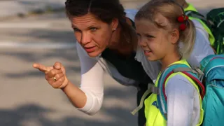 Schulwegtraining Elternbroschueren 1440 Credit Lscom Mutter und Tochter beim Schulwegtraining