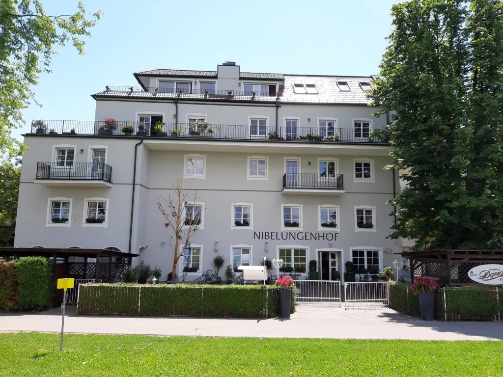 Hotel Nibelungenhof außen