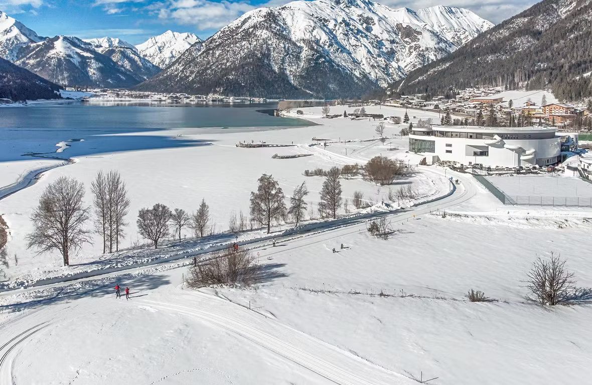 Panoramabild vom Achensee und den Loipen