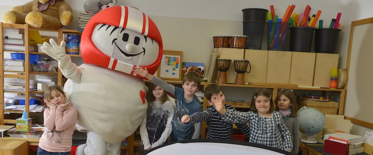 Helmi und Kinder winken in die Kamera