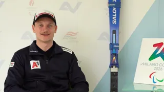 Thomas Volgger mit Ski, im Hintergrund eine Wand mit Logos von AUVA, ÖPC und ÖBSV
