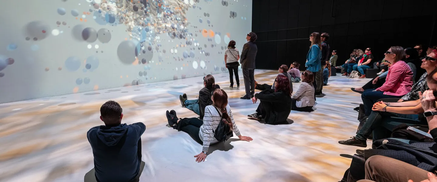 AUVA Veranstaltung Newwork 1440 Credit Rreichhart Personen mit VR-Brillen schauen auf eine Projektion