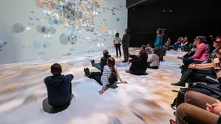 AUVA Veranstaltung Newwork 1440 Credit Rreichhart Personen mit VR-Brillen schauen auf eine Projektion