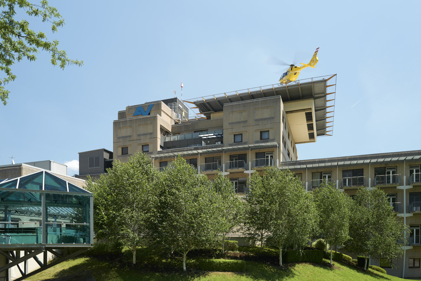 Außenaufnahme des AUVA-Unfallkrankenhauses Steiermark, Standort Graz mit Parkanlagen am Eingang 