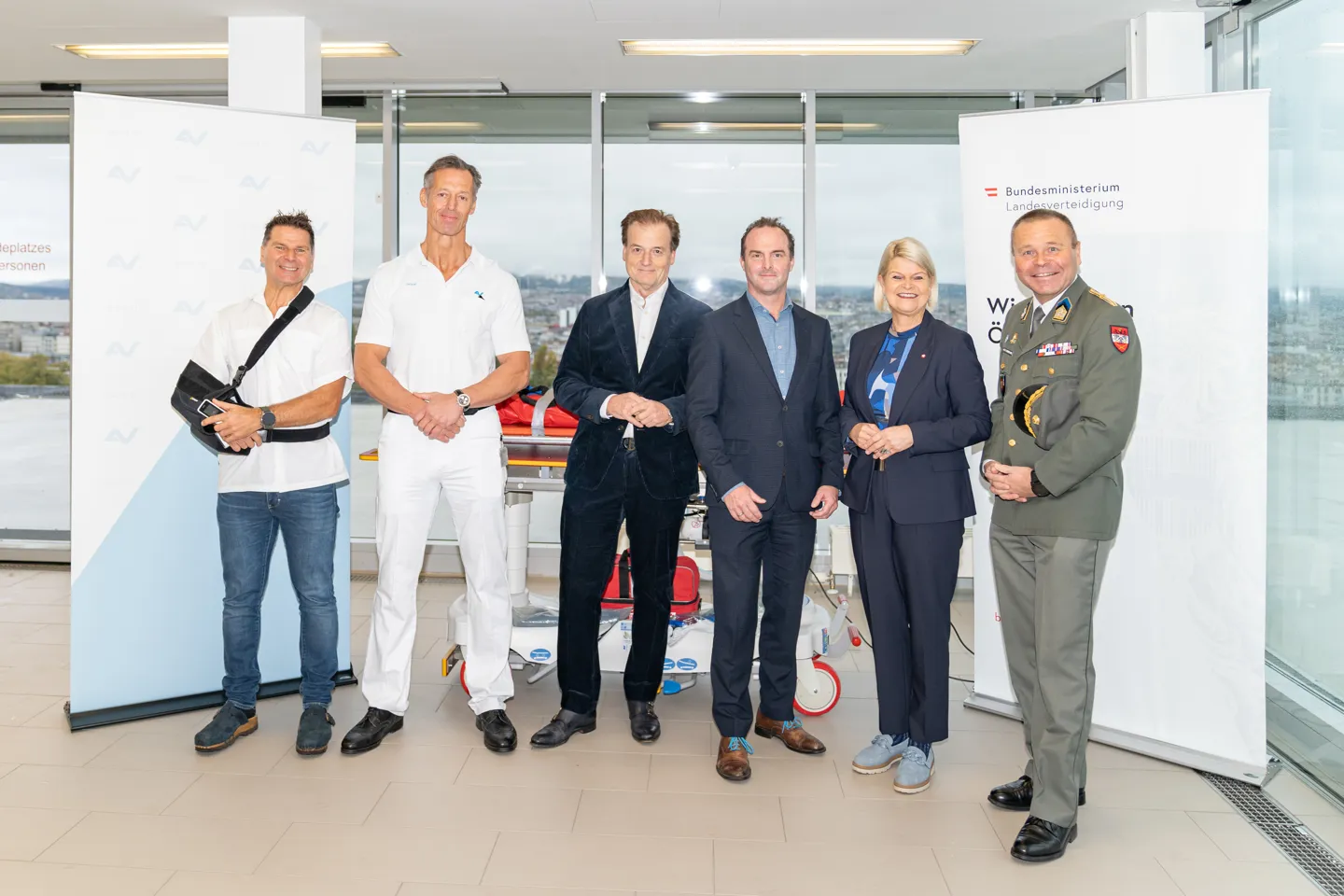 PA 2023-11-03 Gruppenbild, AUVA & Bundesheer forcieren internationalen Erfahrungsaustausch (1) Gruppenfoto - AUVA & Bundesheer mit Bundesministerin