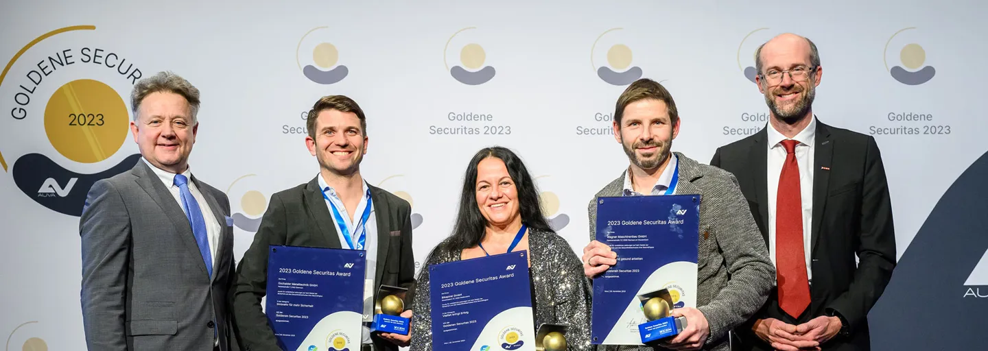 Preisträger:innen mit ihren Auszeichnungen