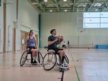 Zwei Rollstuhlbasketballspieler:innen während des Spiels