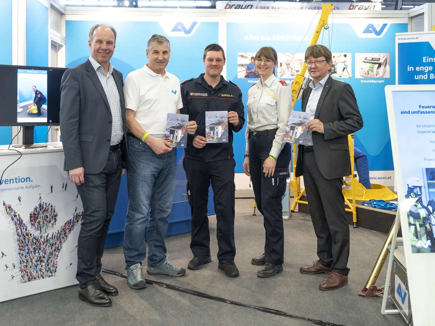 PA 2023-03-27 AUVA und Freiwillige Feuerwehren - Eine starke Partnerschaft (Gruppenbild) Gruppenbild Vertreter der AUVA-Landesstelle Wien mit Mitgliedern der Freiwilligen Feuerwehr