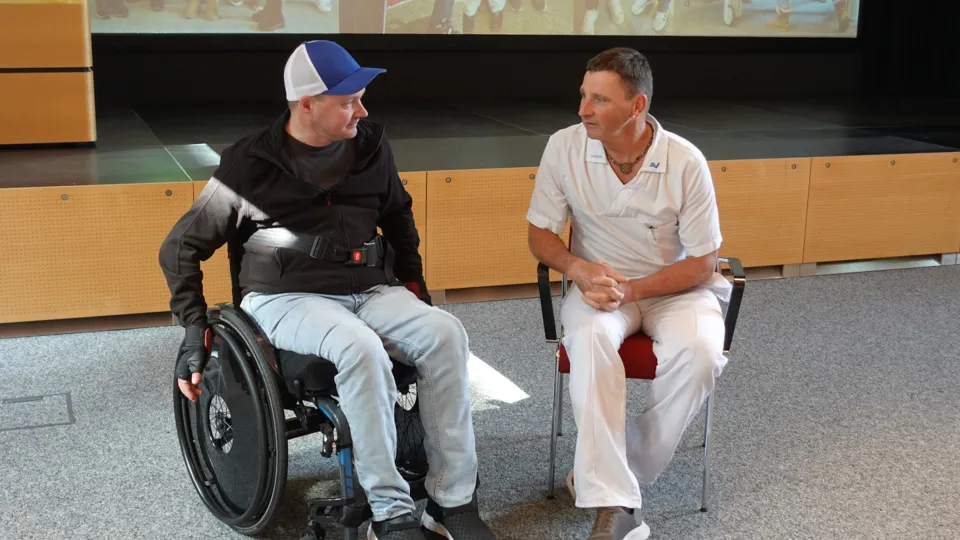 AUVA-Mitarbeitender Klaus Obertautsch im Gespräch mit dem Patienten Wolfgang Himberger