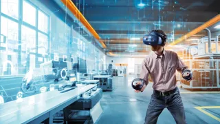 Digital unterstützende Systeme VR-Brille Mann arbeitet mit VR-Brille im Betrieb.