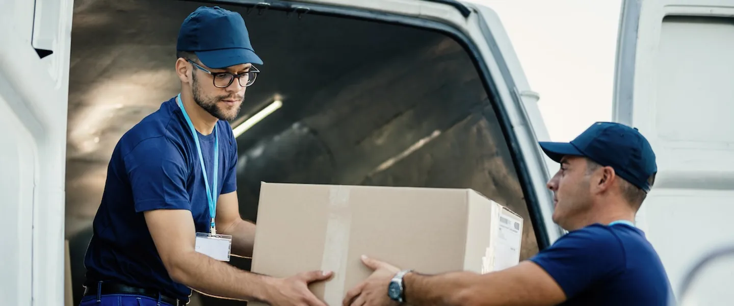 Paketzusteller beim Ausladen des Lieferwagens.