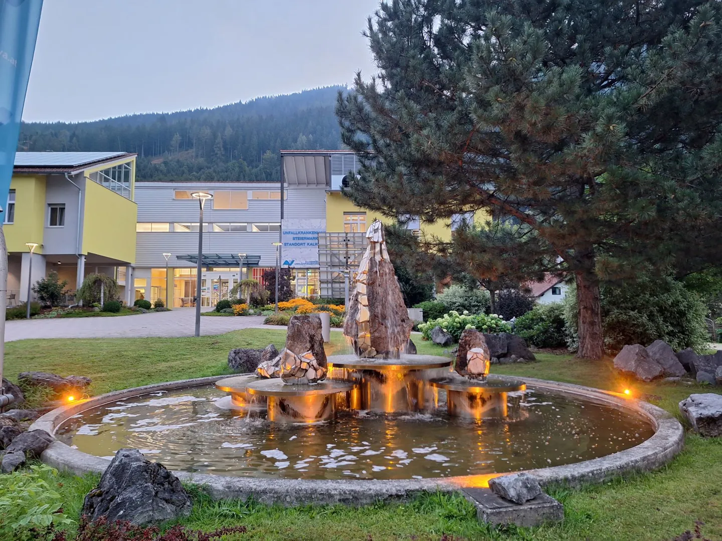 AUVA-UKH Steiermark, Standort Kalwang AUVA-Unfallkrankenhaus Steiermark, Standort Kalwang mit Brunnen im Vordergrund