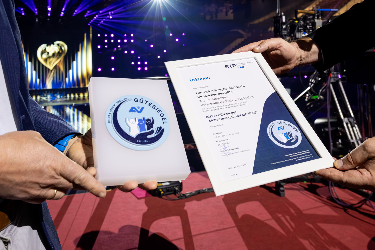 Das AUVA-Gütesiegel "sicher und gesund arbeiten" für den Eurovision Song Contest 2026 in Nahaufnahme