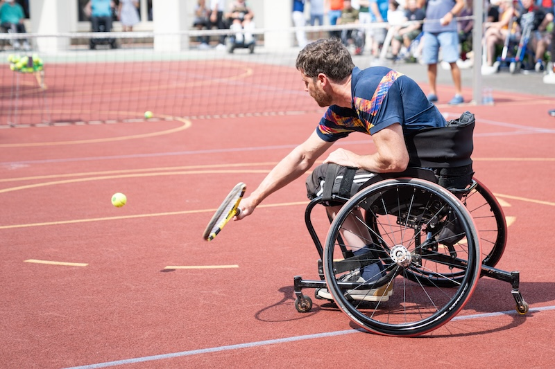 Rollstuhlfahrender Teilnehmender bei der Disziplin Tennis vom Racketlon-Turnier am RKT-Sportfest 2023