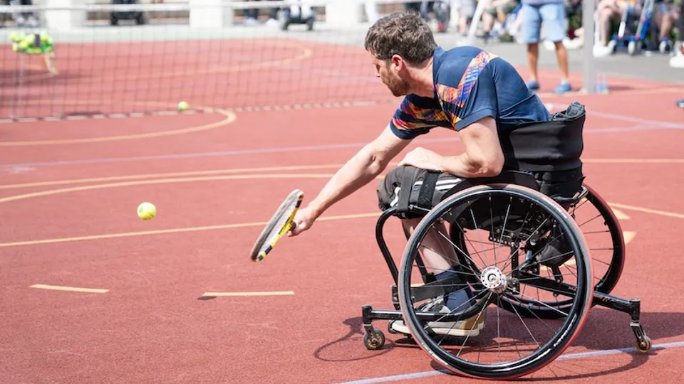 Rollstuhlfahrender Teilnehmender bei der Disziplin Tennis vom Racketlon-Turnier am RKT-Sportfest 2023