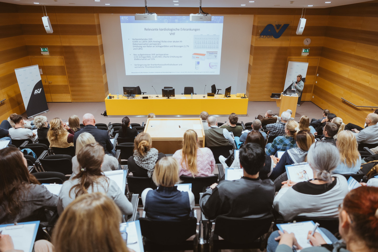 In fünf Themenblöcken wurden aktuelle Entwicklungen, Herausforderungen und pragmatische Lösungen der Alterstraumatologie präsentiert und diskutiert.