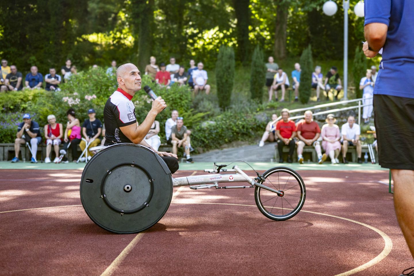 Moderator des Sportfestes spricht ins Mikrofon