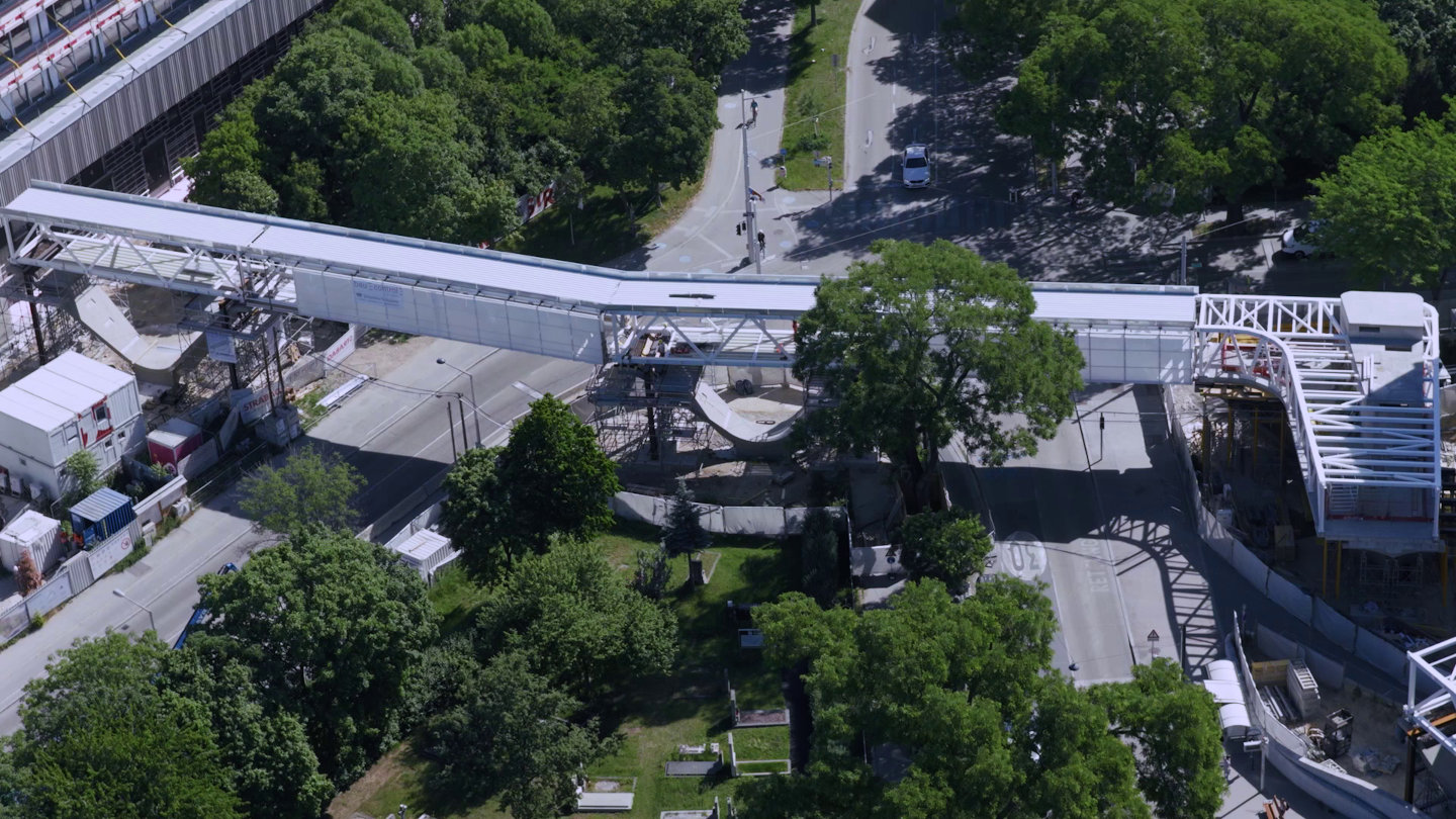 Vorschaubild aus dem Video: Brücke, die das Traumazentrum Wien Meidling mit dem neuen Rehabilitationszentrum Wien verbindet