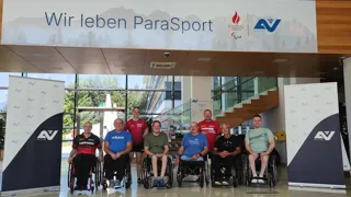 Gruppenbild der Teilnehmer:innen des Trainingslehrgangs Rollstuhltischtennis im RZ Häring Gruppenbild der Teilnehmer:innen des Trainingslehrgangs Rollstuhltischtennis im RZ Häring