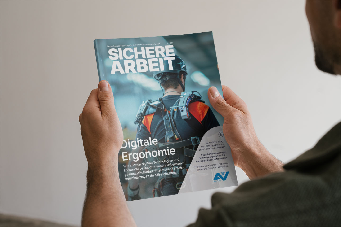 Mann liest Sichere Arbeit, das AUVA Magazin für Sicherheit und Gesundheit.