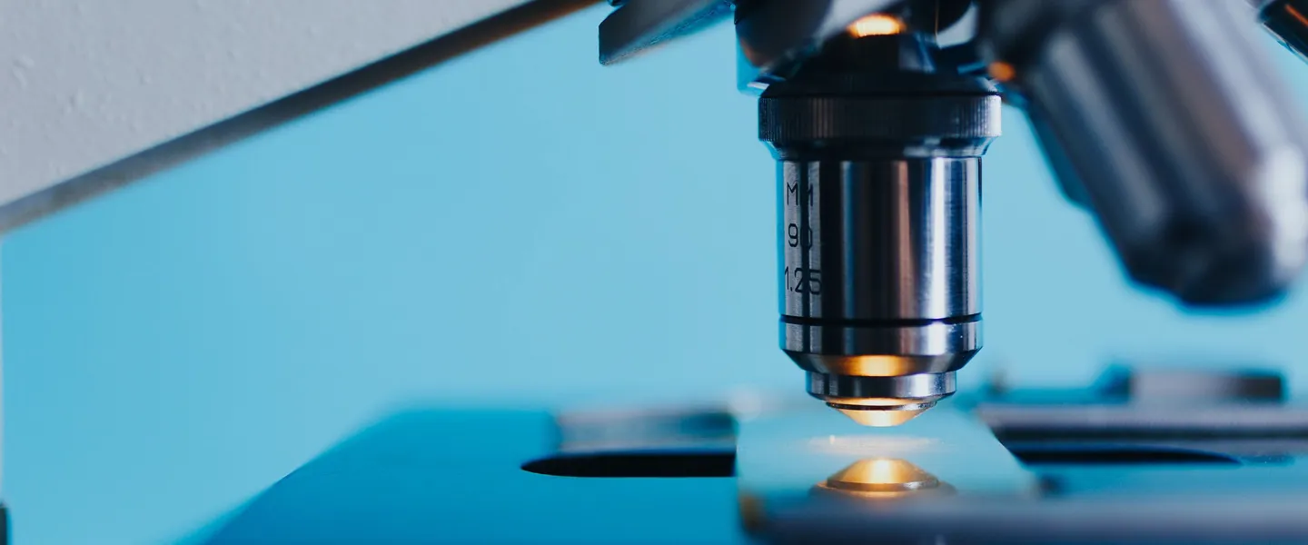 Ein Forschungsmikroskop wird zur Analyse eines Stoffes verwendet. 