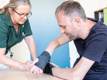 RW Patient während Hand- und Fingerübungen mit Ergotherapeutin 220623 GVA 007 (1) Patient während Hand- und Fingerübungen mit Ergotherapeutin 220623 GVA 007 (1)