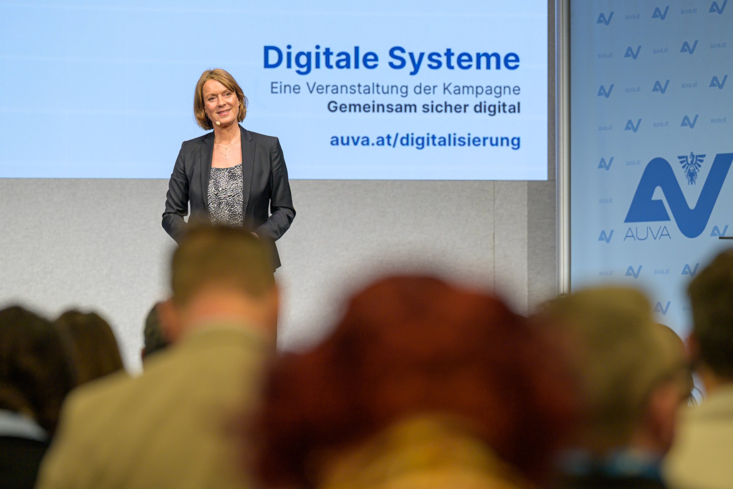 Moderatorin der AUVA-Veranstaltung Digitale Systeme auf der Bühne