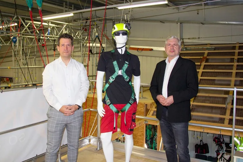 von links DI (FH) Dieter Antensteiner, Geschäftsführer der Carl Stahl Hebetechnik GmbH und Dr. Erhard Prugger, Vorsitzender der AUVA-Landesstelle Linz im Sicherheitskompetenzzentrum Oberösterreich von links DI (FH) Dieter Antensteiner, Geschäftsführer der Carl Stahl Hebetechnik GmbH und Dr. Erhard Prugger, Vorsitzender der AUVA-Landesstelle Linz im Sicherheitskompetenzzentrum Oberösterreich