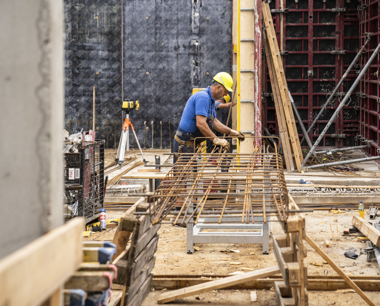 Arbeiter arbeitet an einer Baukonstruktion