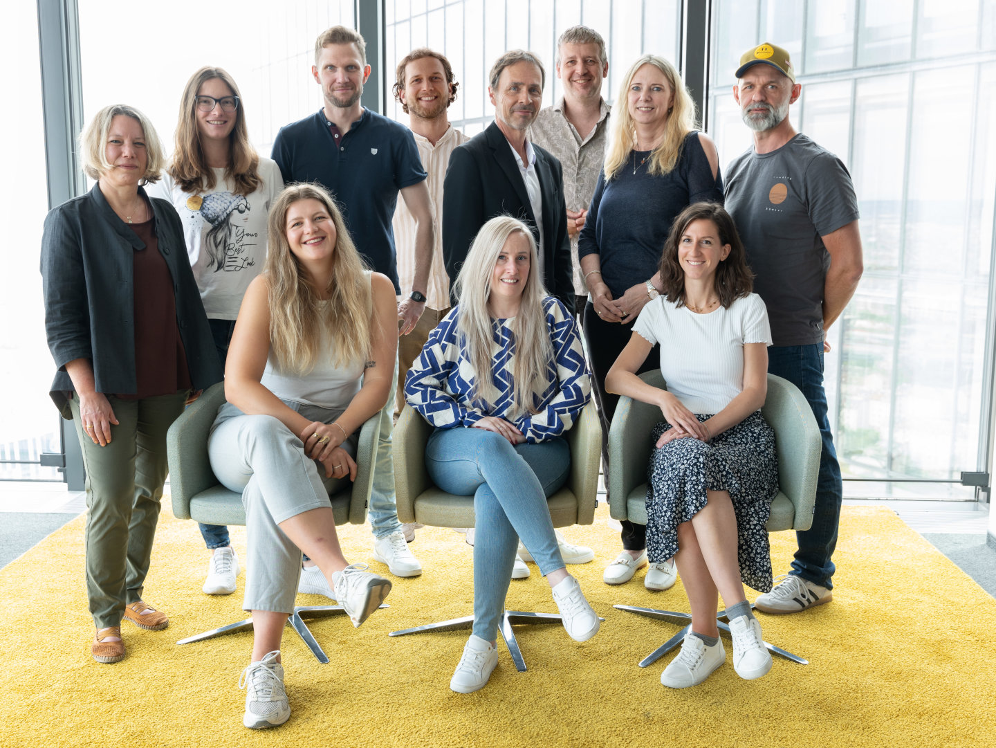 Gruppenbild von acht stehenden und drei sitzenden Mitarbeitenden des Teams Kommunikation der AUVA