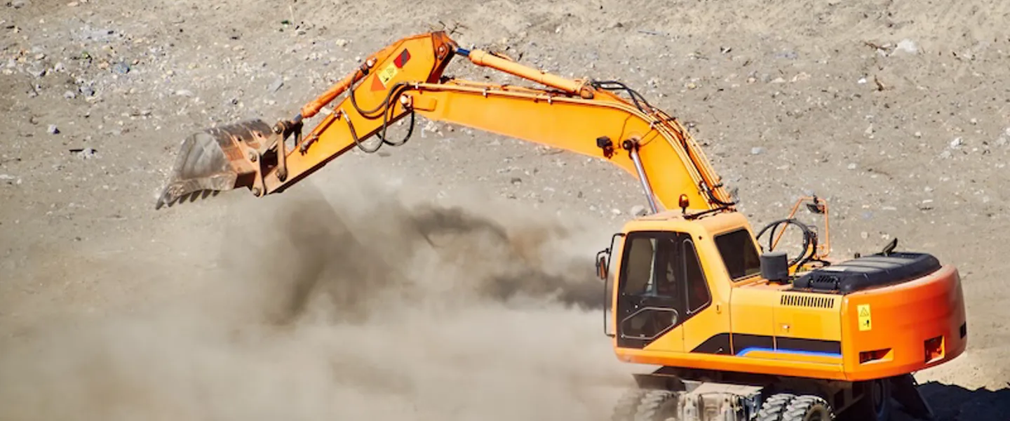 Ein Bagger bei der Arbeit in sehr staubiger Umgebung Ein Bagger bei der Arbeit in sehr staubiger Umgebung