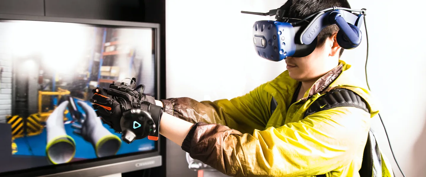 Ein Mann mit Virtual Reality-Brille und Handschuhen beim Ausführen einer Simulation