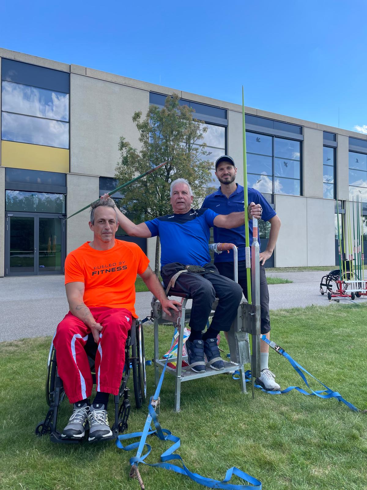 Andreas Gratt mit einem Patienten und einem Mitarbeiter des RZ Häring
