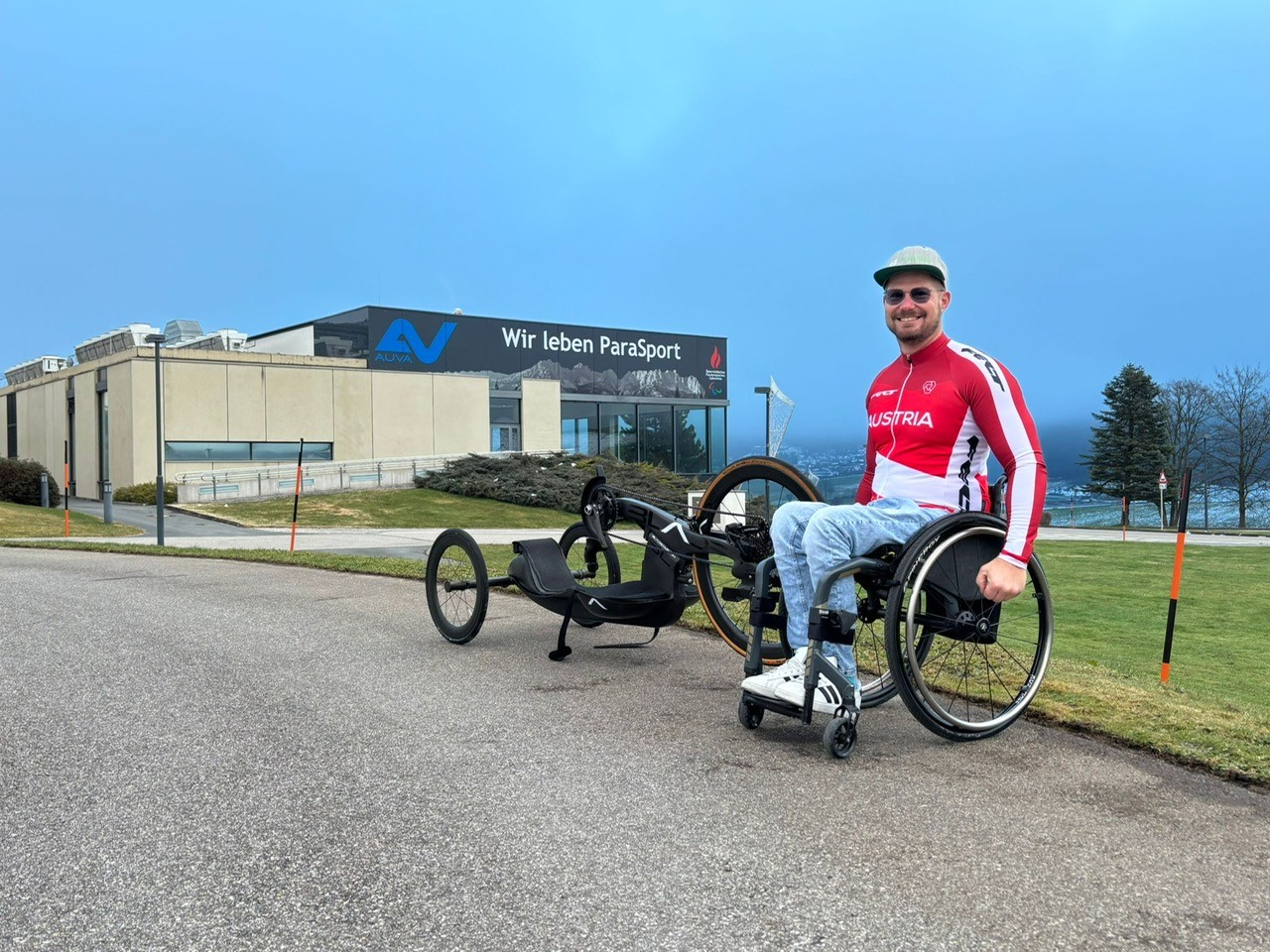 Parasportler Christoph Stadlbauer mit seinem Handbike vor dem Parasportzentrum im RZ Häring