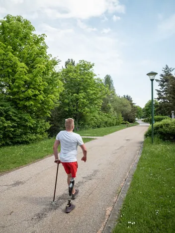 RW Freizeit - Spaziergang mit Unterschenkelprothese - 220512 GVA 024 (1) Spaziergang mit Unterschenkelprothese um den Klinikbereich des AUVA-RZ Weißer Hof