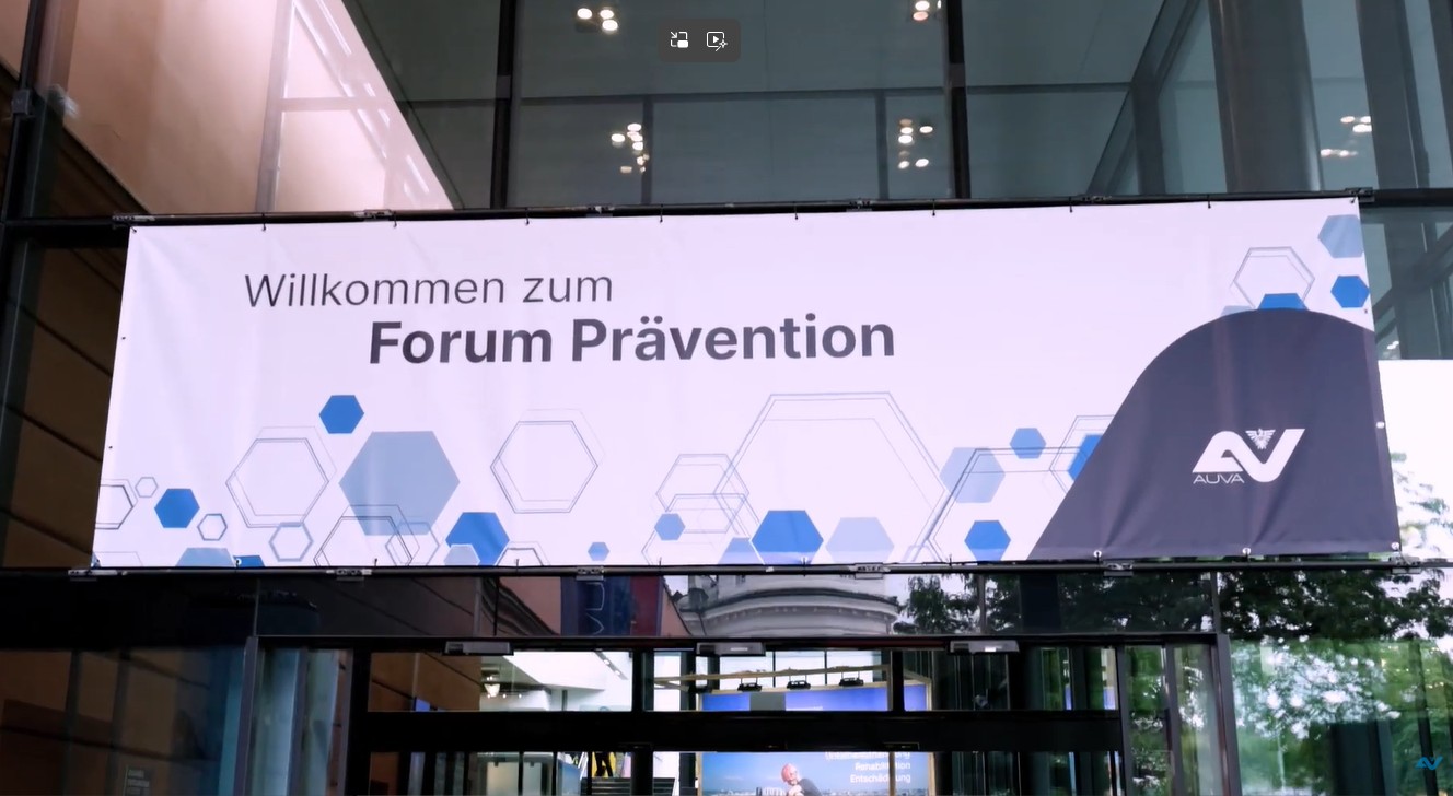 Banner mit der Aufschrift "Willkommen zum Forum Prävention" über dem Hautpeingang