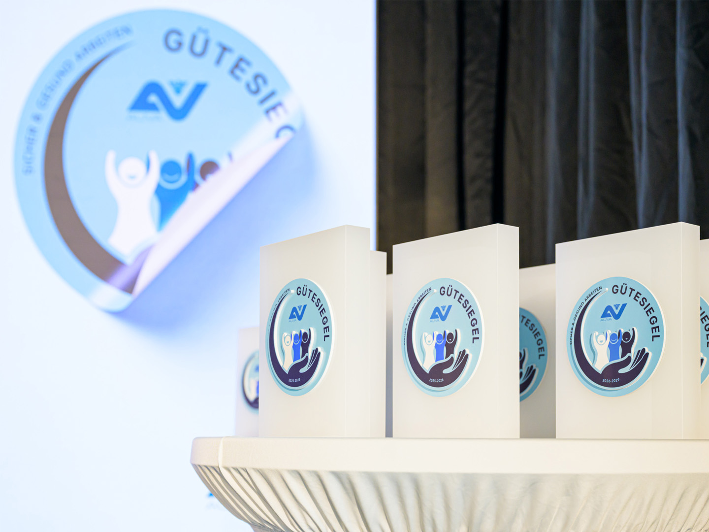 Nahaufnahme der AUVA-Gütesiegel-Trophäen