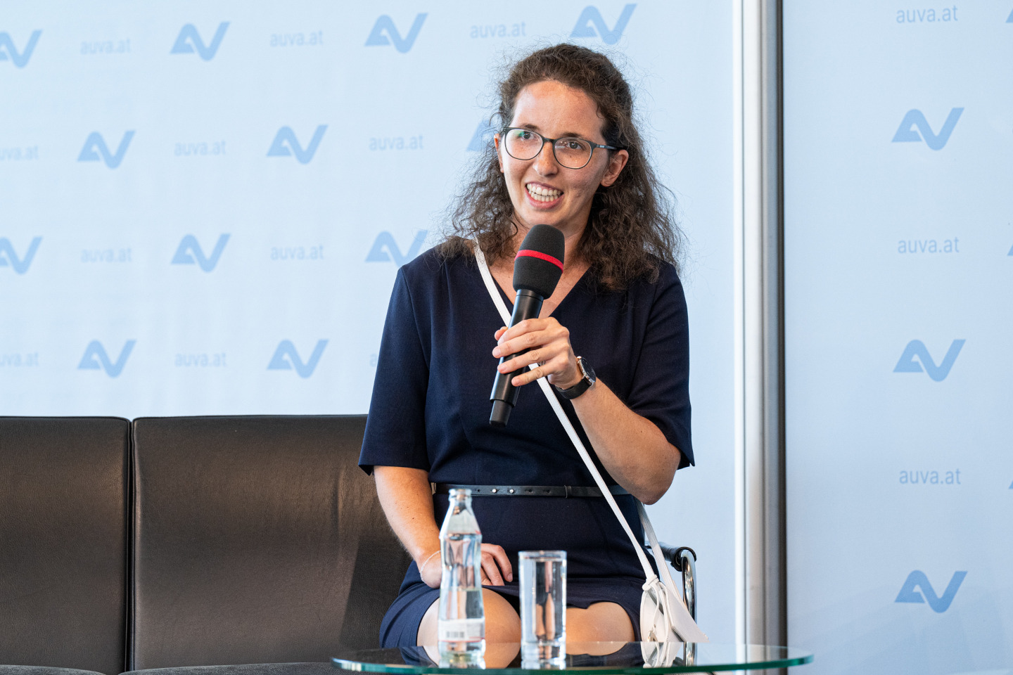 Elisabeth Kiener spricht bei der Preisverleihung auf der Bühne ins Mikrofon.