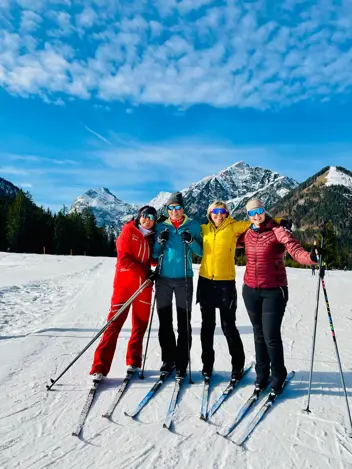 Gruppenbild von vier stehend laufenden Teilnehmer:innen des Trainings