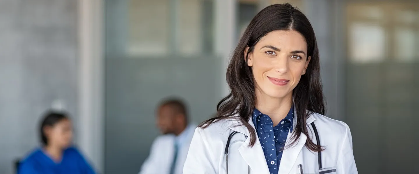 Adobestock 313778250 Rido 1440 Ärztin in weißem Mantel mit Stethoskop um den Hals