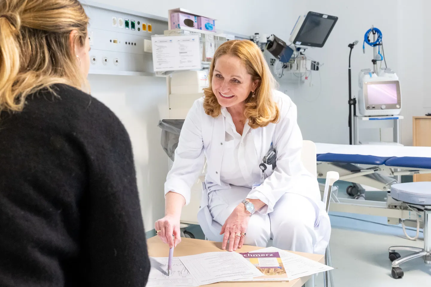 Schmerzzentrum-Leiterin OÄ Birgit Luttinger-Steiner im Behandlungsbereich des Traumazentrums Wien Meidling im Gespräch mit einer Patientin